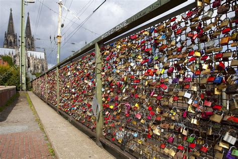 Locks on the Hohenzollern Bridge in Cologne — Stock Photo © chrisdorney ...