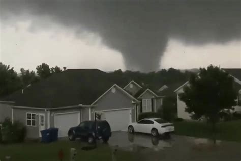 Tornado tears through Missouri capital; 3 killed in the state - Los ...