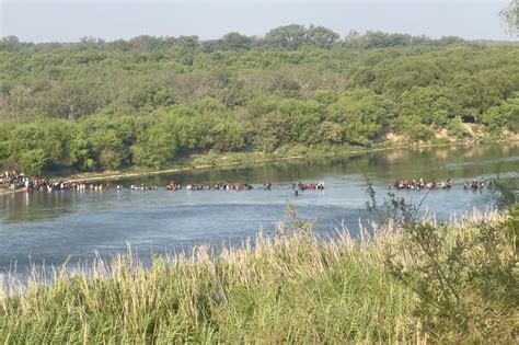 Video shows massive group of migrants crossing Texas border