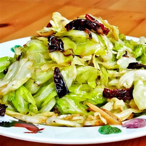 Chinese cabbage stir-fry - quick and easy recipe (手撕包菜)