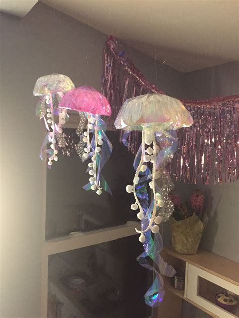 DIY jellyfish that are actually pretty awesome!! For underwater themed ...