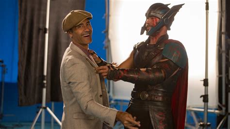 Everybody loves Chris Hemsworth in this 'Thor: Ragnarok' bonus feature ...