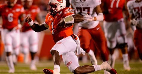 Tyler Huntley is ‘one of the best quarterbacks in the country right now,’ Utah coach Kyle ...