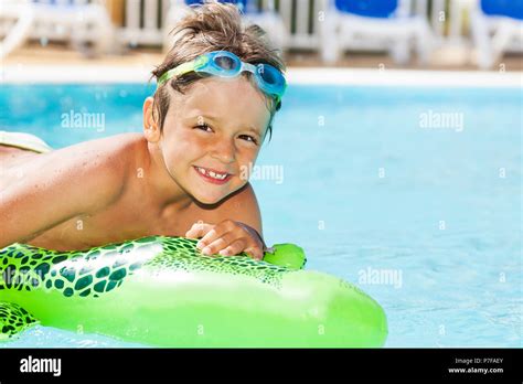 Inflatable alligator hi-res stock photography and images - Alamy