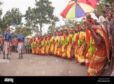 Santhal dance hi-res stock photography and images - Alamy