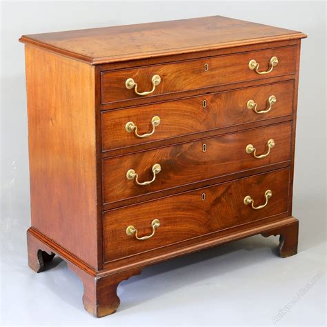 George II Curl Mahogany Small Chest Of Drawers - Antiques Atlas