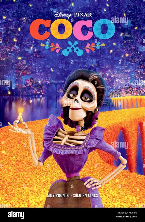 COCO, poster in Spanish, Mama Imelda (voice: Alanna Ubach), 2017. ©Walt Disney Studios Motion ...