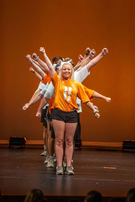 Expressing love for UT with dance moves: Smokey’s Howl brings students ...