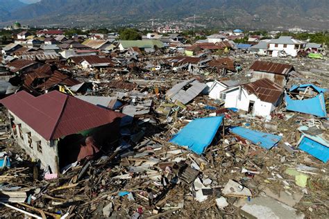 INDONÉSIE. Premiers enterrements de masse aux Célèbes après le tsunami