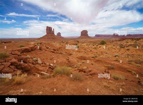 hiking the wildcat trail in the monument valley in the usa Stock Photo ...