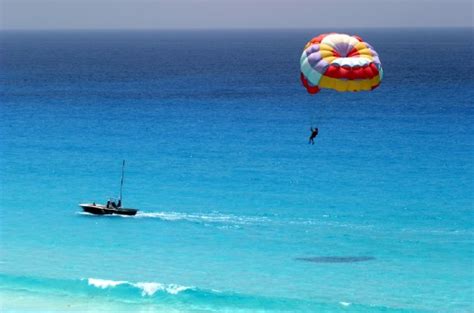 Paradise: Parasailing