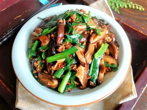 Chinese Chives with Minced Pork and Mushrooms Recipe - Easyfoodcook