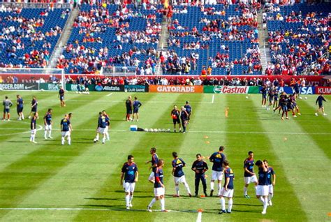 Spain Players | Spanish soccer players warming up before USA… | Flickr