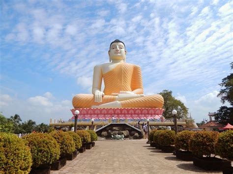 One of the hugest and most impressive Buddha statue on Sri Lanka ...