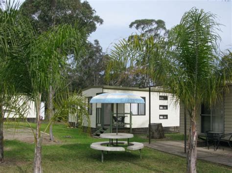 Batemans Bay North Tourist Park - Batemans Bay North Outdoor sitting area near cabins.