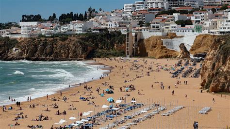 Levantada interdição a banhos na praia de Quarteira – Observador