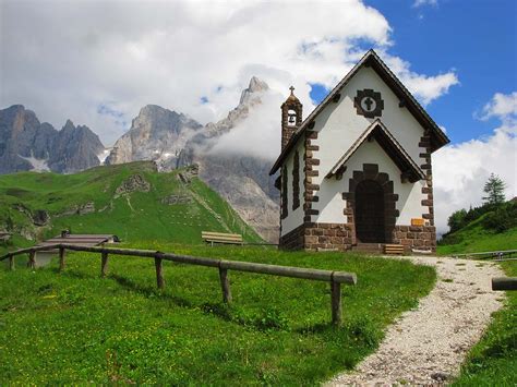 Dolomites Hut-to-Hut Hiking Tours | Hut-to-Hut Hiking Dolomites