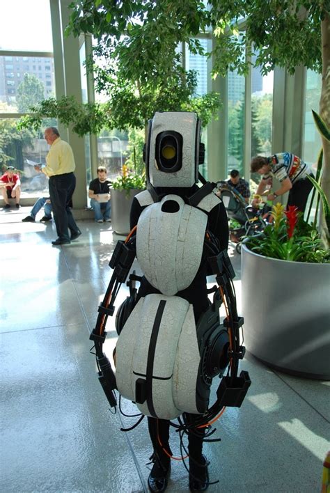 This GLaDOS Cosplay Takes The Cake (VIDEO AND PICTURES)