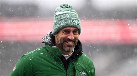 Jets give first look at new uniforms amid Aaron Rodgers workout hype