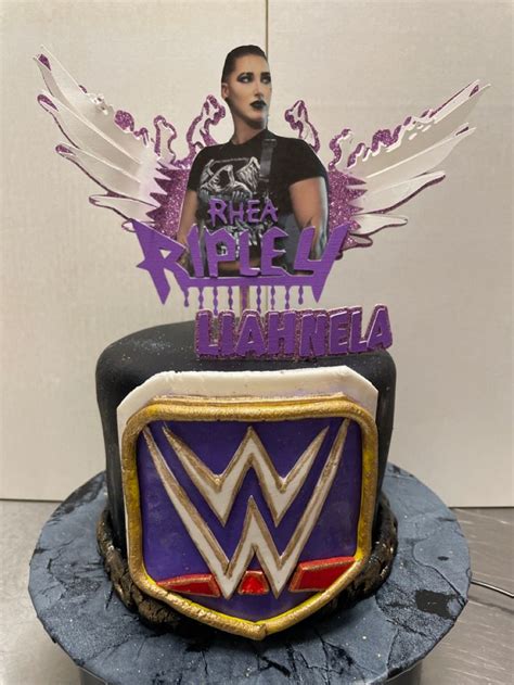 the cake is decorated with an image of wwe's shield