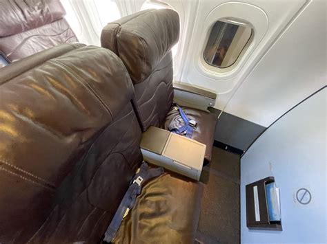 Bulkhead Seating: The Pros & Cons [Includes Airline Guide]