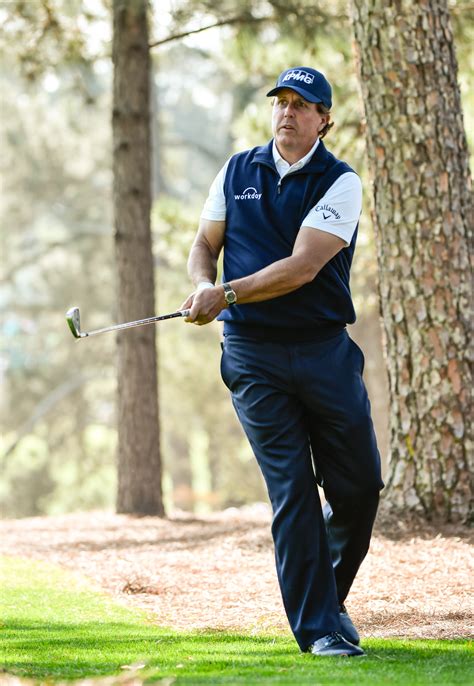 Phil Mickelson goes from contention to Masters cut line | 2022 Masters