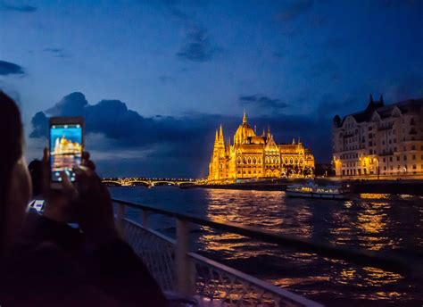 Budapest: Evening Sightseeing Cruise and Unlimited Prosecco | Budapest Night Cruises & Boat Tours