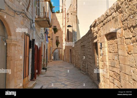 Alleyway, Molfetta. Puglia. Italy Stock Photo - Alamy