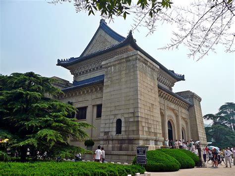 Sun Yat-sen Mausoleum in Nanjing - the tomb of a respected Chinese ...