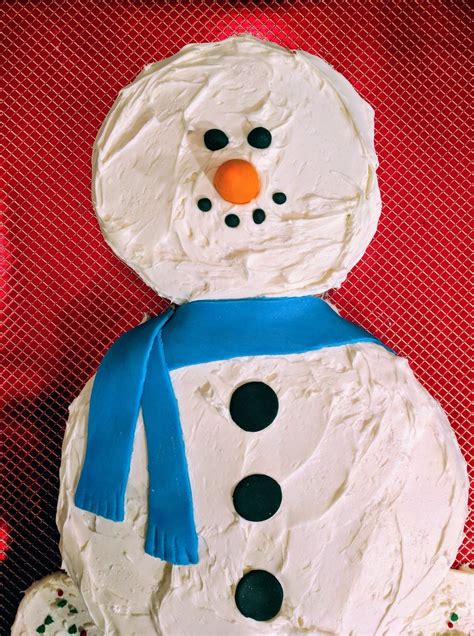 Winter snowman cake made of frosting and fondant | Snowman cake, How to ...