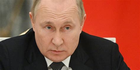 Kremlin Insiders Look for Putin Successor in Case Forced Out: Report ...