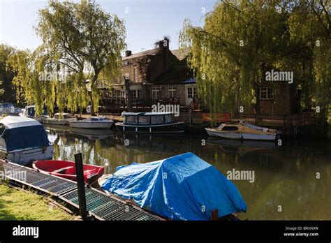 Grove ferry inn kent hi-res stock photography and images - Alamy