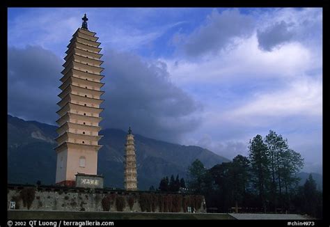 Picture/Photo: Quianxun Pagoda, the tallest of the Three Pagodas. Dali, Yunnan, China