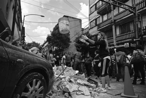 12 Powerful Images From The Moments After An Earthquake Shook Mexico ...