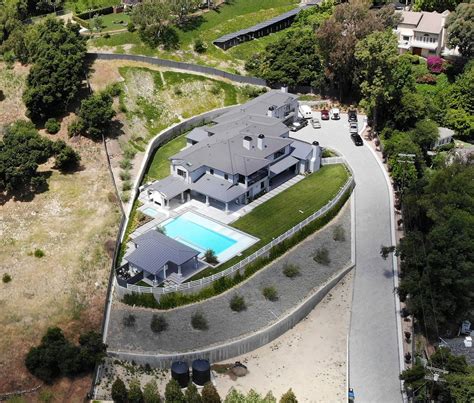 Blake Shelton and Gwen Stefani’s New House: Photos of Encino Mansion