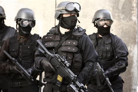 SWAT officer in full tactical gear. | Swat and Tactical gear