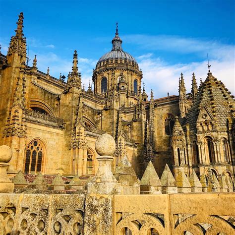 Catedral De Salamanca, photo caught during the 'golden' hour around sunset. : r/architecture