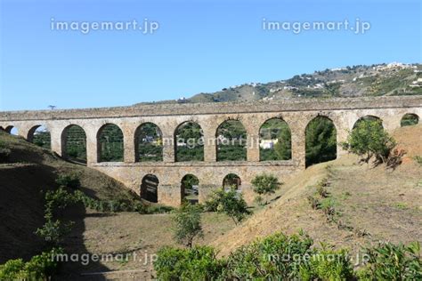 roman aqueduct in almuñecar,costa del sol / costa tropical,spainの写真素材 ...