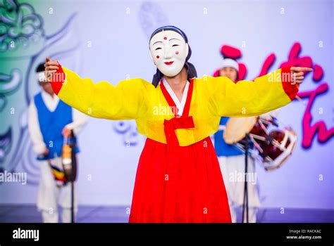 Actors performing the traditinal Korean Maskdance at Andong South Korea Stock Photo - Alamy