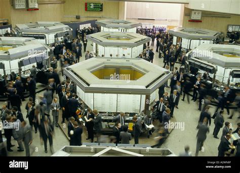 Stockbrokers on the trading floor of the London Stock Exchange before ...