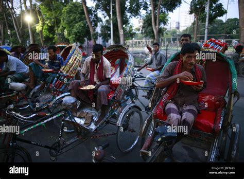 Dhaka, Bangladesh. 10th June, 2017. Bangladeshi rickshaw pullers break their fast outside a ...