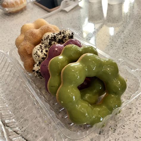 [I ate] Mochi donuts! Flavors: Green tea blueberry cookies n cream and churro! | Cafe food, Food ...