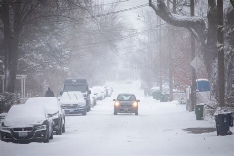 Toronto residents dig out after 7 to 11 cm of snow blankets city | CBC News