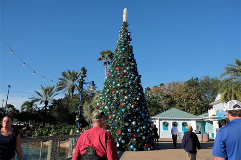 SeaWorld Orlando celebrates Christmas 2017 by transforming into a Winter Wonderland - Inside the ...