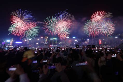 Hong Kong Lunar New Year fireworks: dragon pyrotechnics wow 338,000 spectators as display ...