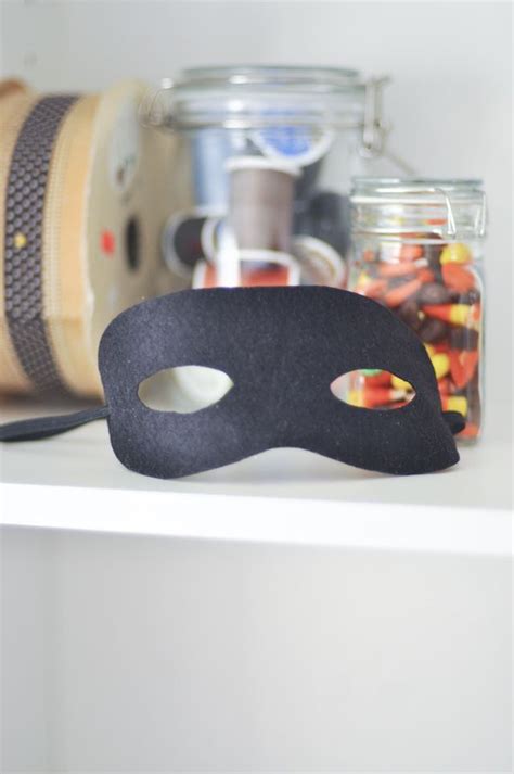 Make a Felt Bandit Mask | Halloween diy crafts, Masks diy kids, Robber costume