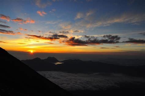 6 Spot Sunrise Gunung Terbaik Yang Ada di Indonesia – Fispol