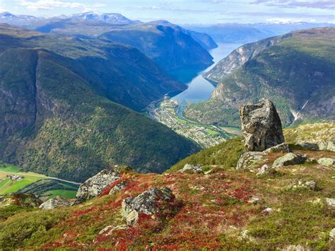 Tor's stone overlooking Sognefjorden - Norway's longest and deepest fjord. Lærdal [3227x2420 ...