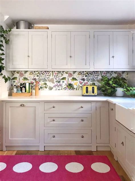 35 Chic Floral Wallpaper Kitchen Decor Ideas - DigsDigs