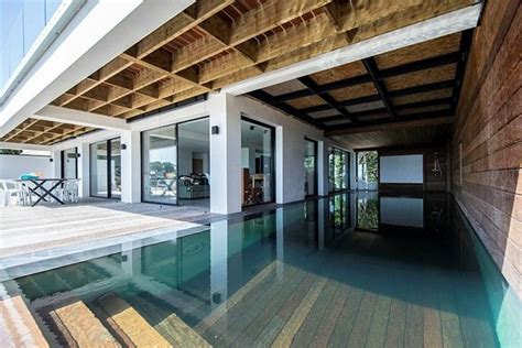 Introduce 112+ imagen maison piscine interieur - fr.thptnganamst.edu.vn